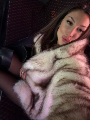 Девушка Полина  (Якутск), 8 913 175-57-80